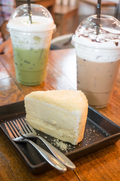 チーズケーキと氷のカフェインドリンク