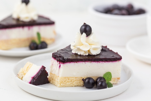 Cheese cake with black currant jelly