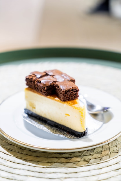 cheese cake with brownies