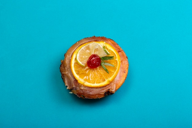 Cheese cake with marmalade and lime and orange slices