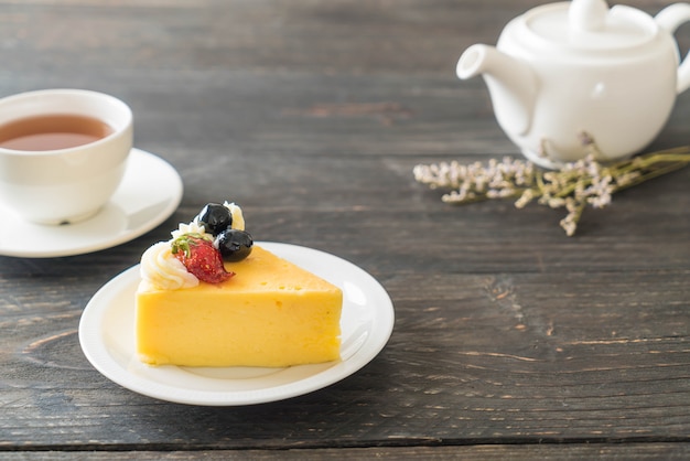 cheese cake with strawberry and blueberries