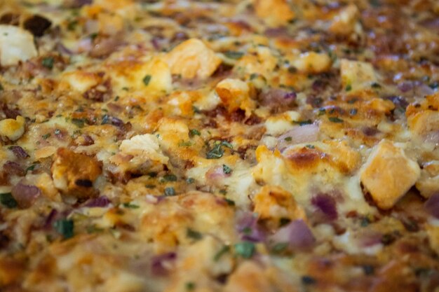 Cheese chicken vegetable pizza