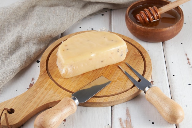 사진 치즈 컬렉션 크래프트 소와 염소 우유 치즈 나무 테이블