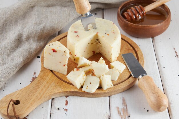 Tavolo in legno per formaggi artigianali di latte di mucca e capra da collezione di formaggi