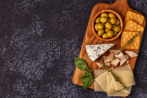 Formaggio, cracker e olive