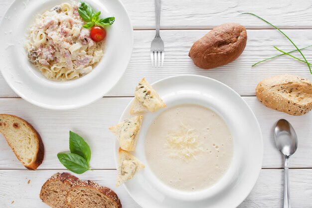 Cheese cream soup and spaghetti carbonara served with bread