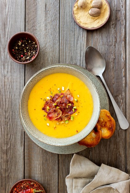 Cheese cream soup with bacon and pistachios. Healthy eating. Recipe.