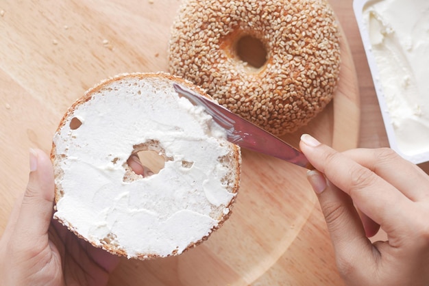 Crema di formaggio spalmata su bagel di pane fresco