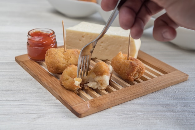 Crocchette di formaggio preparate come tapas da portare con salsa di pomodoro