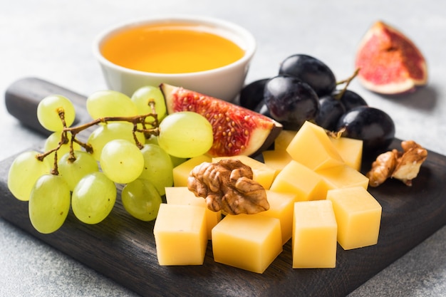 Cheese cubes and fresh fruit