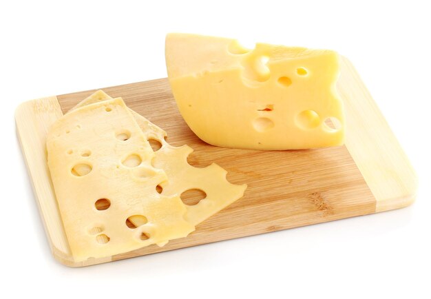 白で隔離されるまな板の上のチーズ