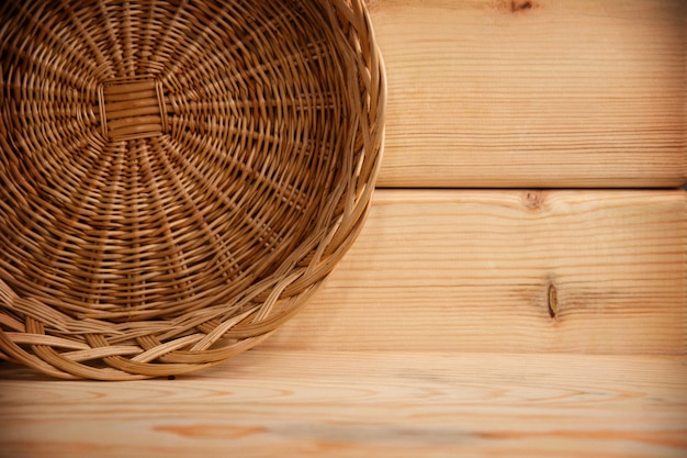 Foto formaggio di diverse varietà su fondo di legno naturale intero e tagliato