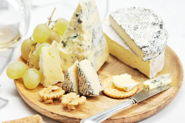 Foto formaggio, uva e vino - primo piano di natura morta