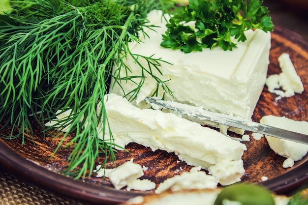 Foto formaggi e verdure messa a fuoco selettiva. cibo e bevande.