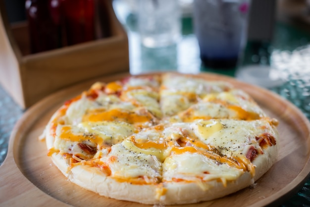 Photo cheese, ham and pineapple pizza