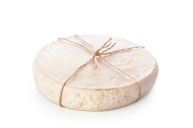 Formaggio isolato su bianco