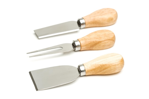 Сырные ножи и вилка на белом фоне