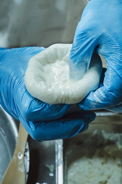 Photo a cheese maker cooks burata cheese