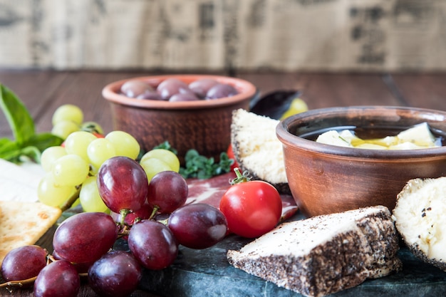 Selezione di formaggi e antipasti di carne.