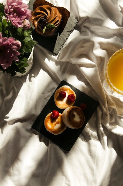 Photo cheese pancakes  on a white background