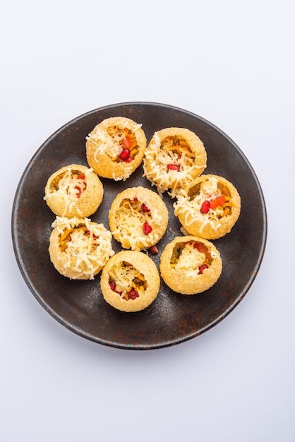 Photo cheese pani puri or golgappa or panipuri or water balls