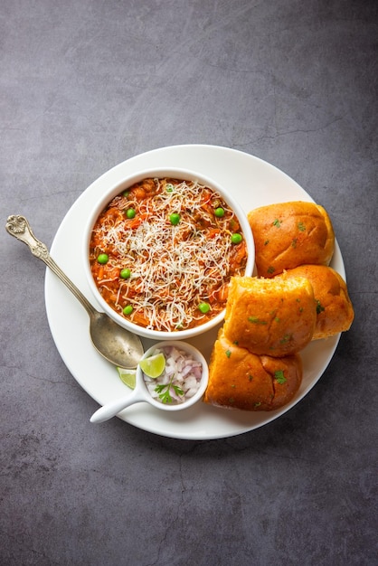 Foto cheese pav bhaji recept is een bhajipav-recept voor straatvoedsel met toevoeging van kaas