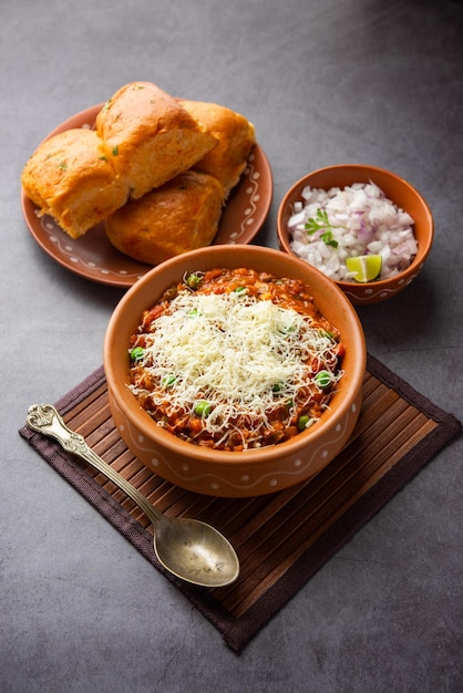 Cheese Pav Bhaji Recept is een Bhajipav-recept voor straatvoedsel met toevoeging van kaas