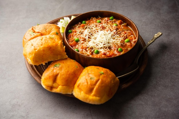 Cheese Pav Bhaji Recipe は、チーズを加えた屋台の食べ物 Bhajipav のレシピです。