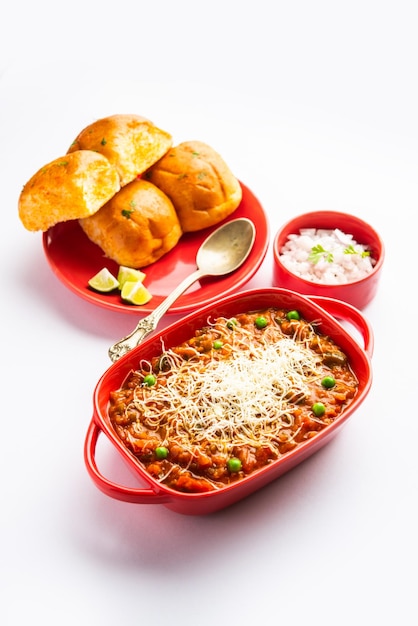 Cheese Pav Bhaji Recipe は、チーズを加えた屋台の食べ物 Bhajipav のレシピです。