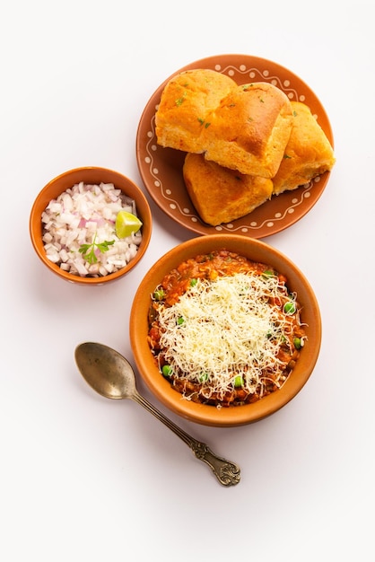 Cheese Pav Bhaji Recipe は、チーズを加えた屋台の食べ物 Bhajipav のレシピです。