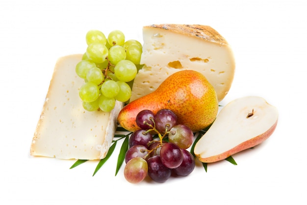 Foto formaggio e pere su uno sfondo bianco