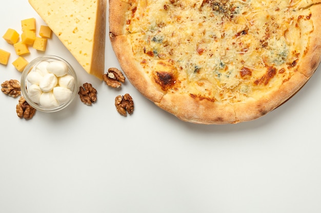 Сырная пицца и ингредиенты на белом