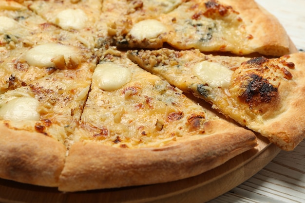 Пицца с сыром на деревянном столе