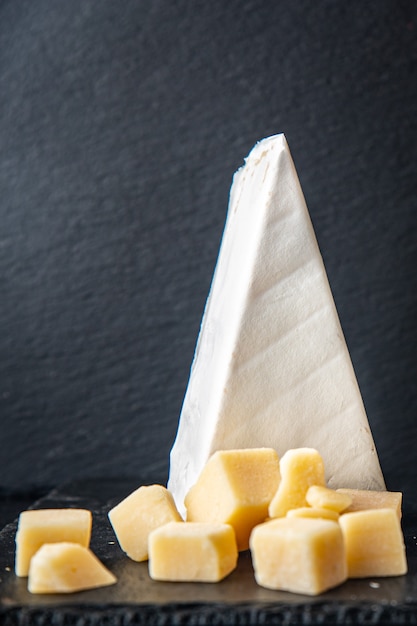 сырная тарелка сырное ассорти аперитив антипасто бри камамбер чеддер пармезан и др.