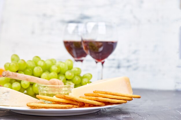 Varietà di formaggi e vino in bicchieri