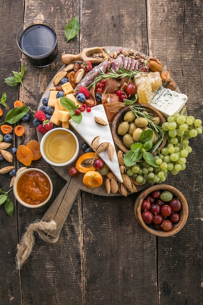 Piatto di formaggi assortimento di gustosi antipasti o antipasti vista dall'alto