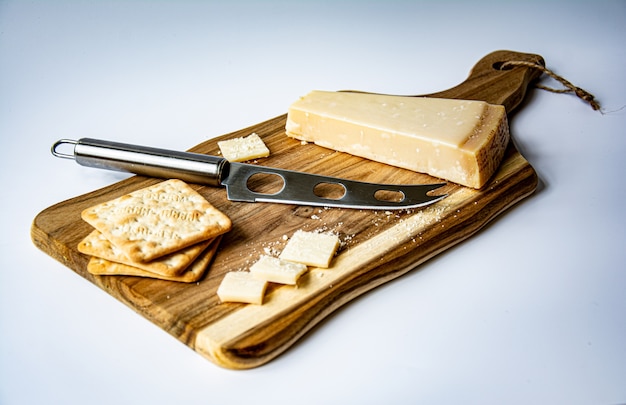 Foto piatto di formaggi su un tagliere di legno