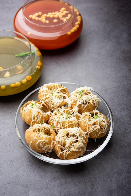 Photo cheese puchka indian chat with lots of cheese in golgappe panipuri waterballs
