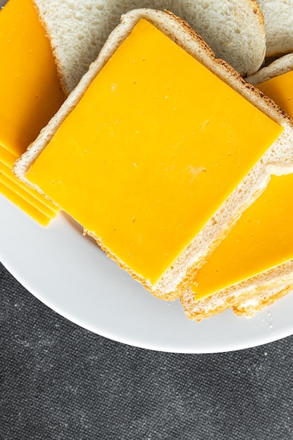 치즈 샌드위치 체다 치즈 또는 미몰레트 치즈 신선한 건강한 식사 음식 스낵 다이어트