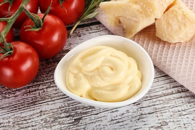 Foto salsa di formaggio nella ciotola