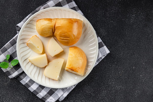 Formaggio scamorza cibo spuntino sul tavolo spazio copia sfondo alimentare rustico vista dall'alto