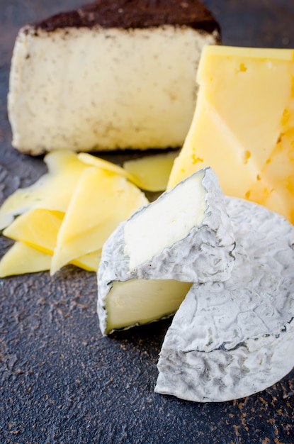 Сыр нарезанный, сыр с плесенью, твердый сыр
