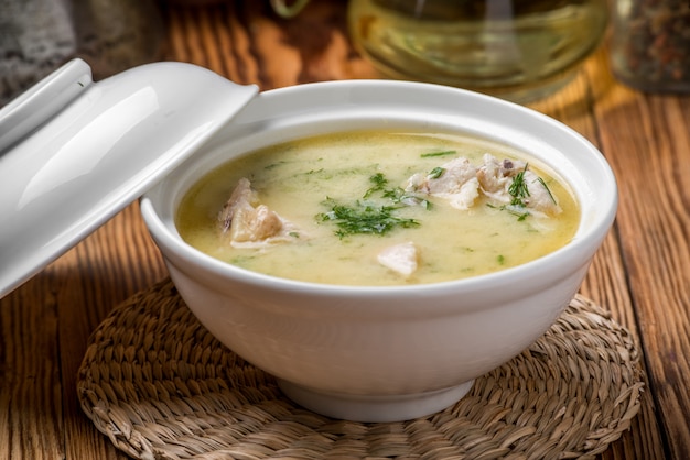 Foto zuppa di formaggio con pollo e verdure