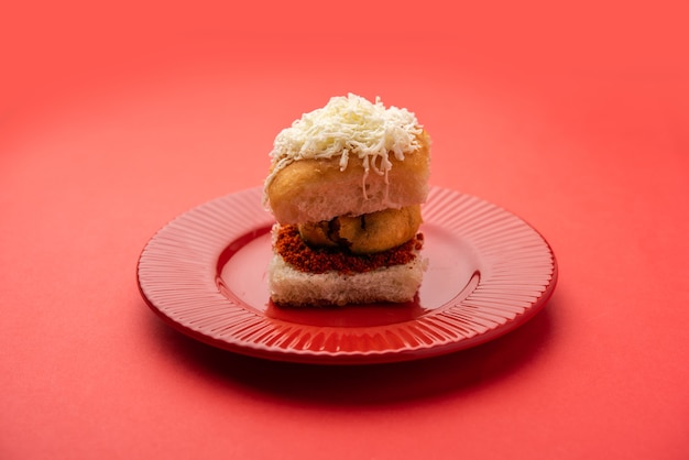 Cheese Vada pav of geraspte kaas Wada Pao, populair snackvoedsel uit Bombay