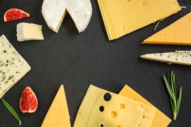 Varietà di formaggi (delizioso spuntino, diversi tipi di formaggio a pasta dura e a pasta molle)