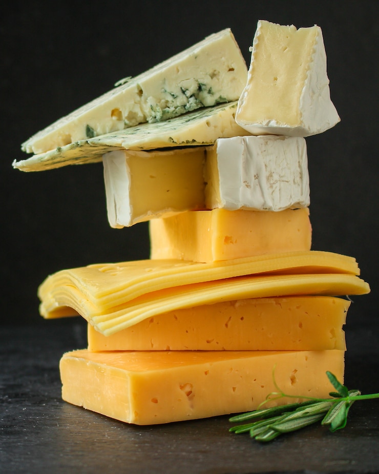 Фотография разнообразие сыров (вкусные закуски, различные виды твердых и мягких сыров)
