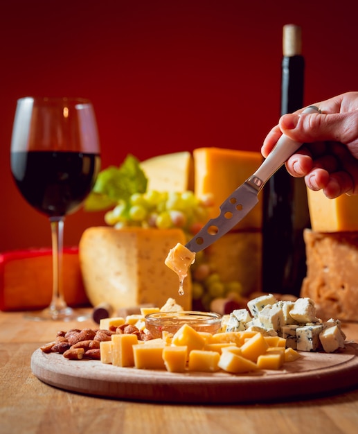 チーズとワインのダークテーブル。