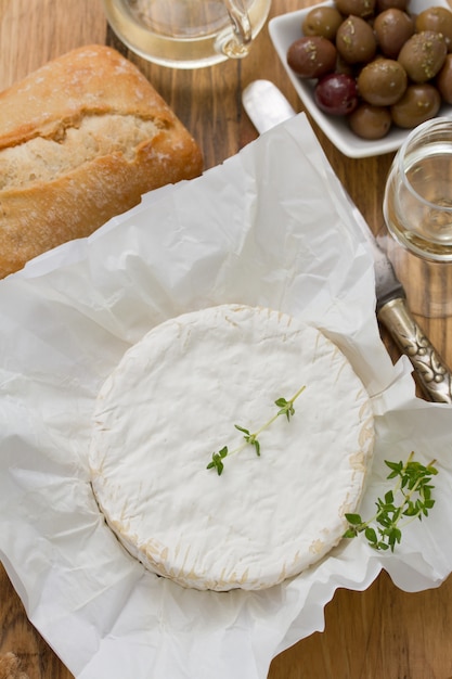 Foto formaggio con pane, olive e vino