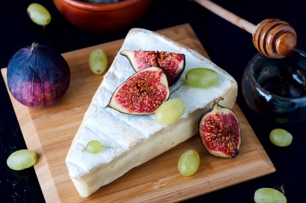 cheese with fig and grape