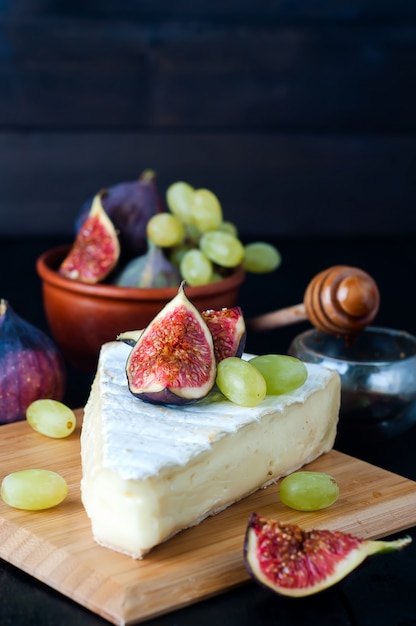 cheese with fig and grape